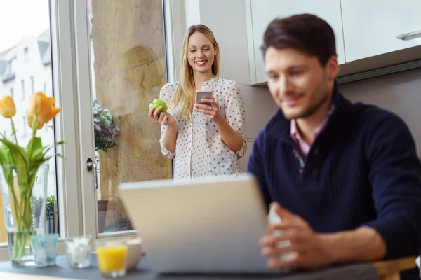 Mladá žena kontrolu její textové zprávy — Stock fotografie