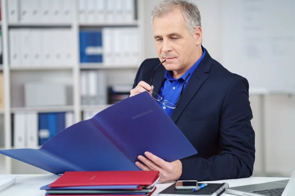 Un manager premuroso che legge una relazione — Foto Stock