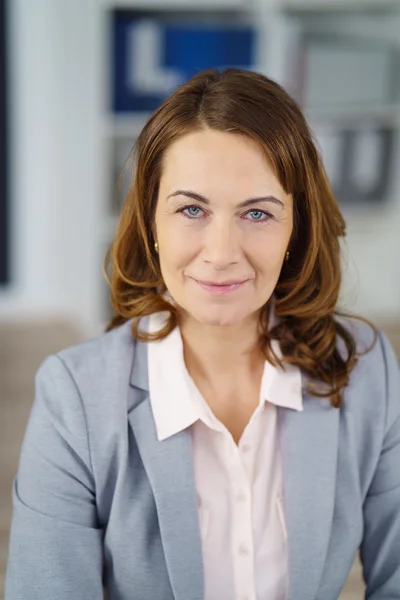 Aantrekkelijke zakenvrouw met een rustige glimlach — Stockfoto