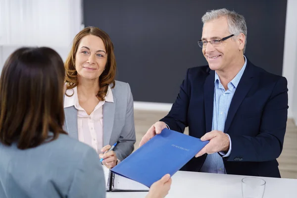 Werkzoekende die haar CV aan een manager overhandigt — Stockfoto