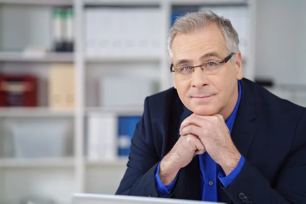 Pensativo hombre de negocios con gafas — Foto de Stock