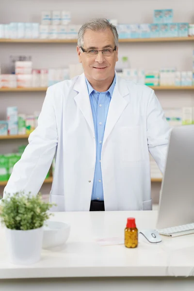 Attraktiv medelålders manlig farmaceut — Stockfoto