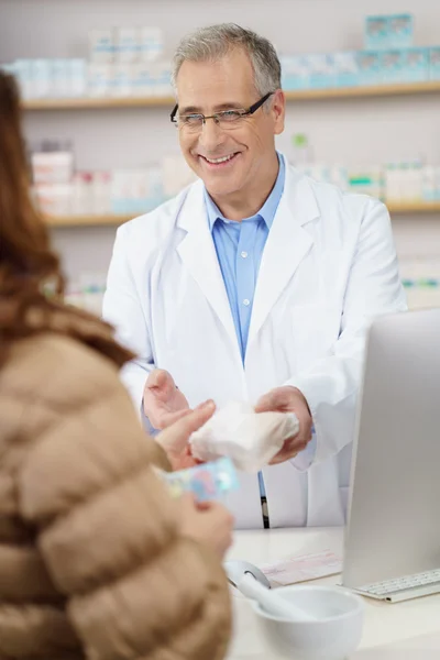 Amistoso farmacéutico asistiendo a una paciente femenina — Foto de Stock