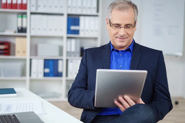 Elegante uomo d'affari che lavora su un tablet — Foto Stock