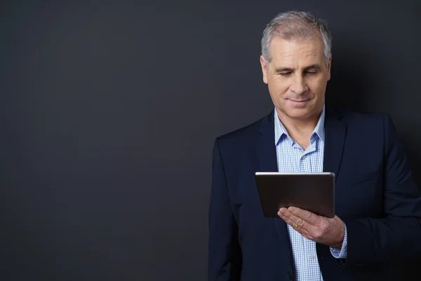Obchodník čte z tabletového počítače — Stock fotografie