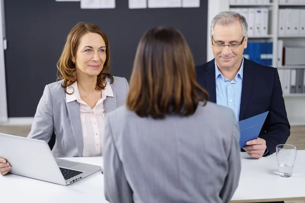 Två affärspartners som genomför en anställningsintervju — Stockfoto