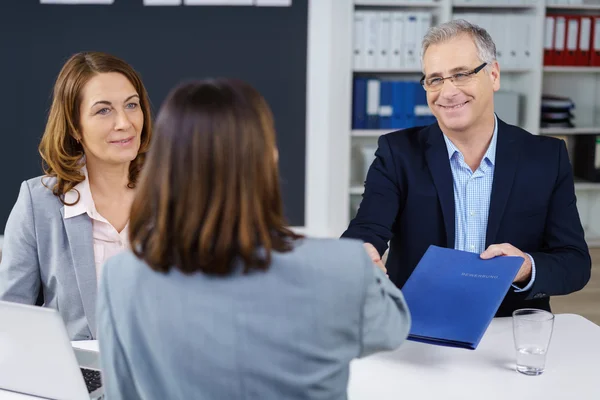 Tre vuxna i affären — Stockfoto