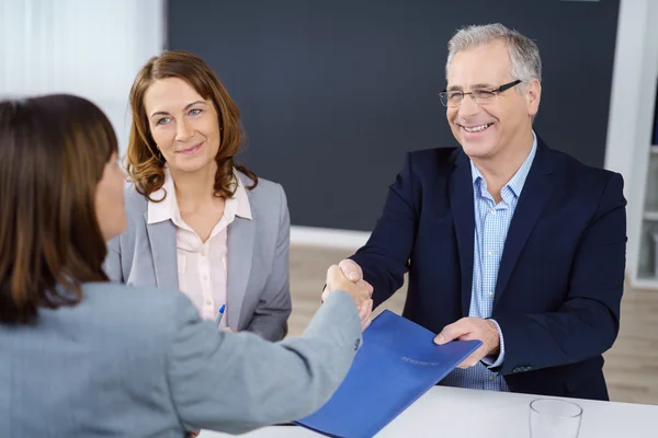 Ejecutivos felices negociando un acuerdo de negocios — Foto de Stock