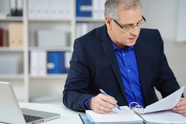 Businessman compiling a business report — Stock Photo, Image