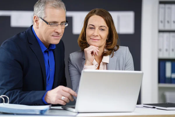 Två affärsmän som analyserar en online-rapport — Stockfoto