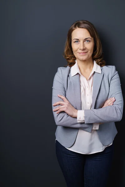 Mulher elegante confiante com um sorriso amigável — Fotografia de Stock