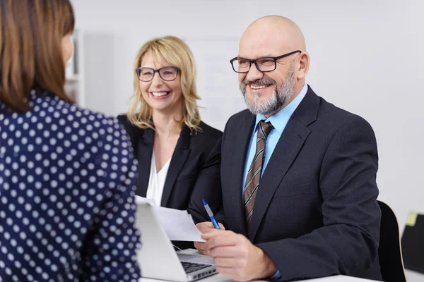 Två lyckliga affärskollegor i ett möte — Stockfoto