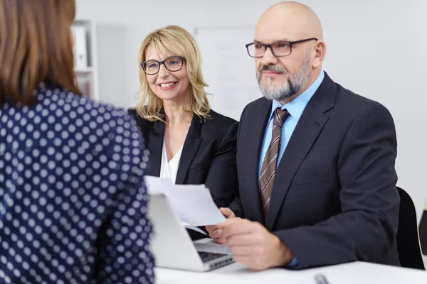 Een zakenman en een vrouw in een vergadering — Stockfoto