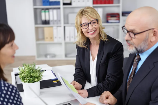 Personeel manager uitvoeren van een sollicitatiegesprek — Stockfoto