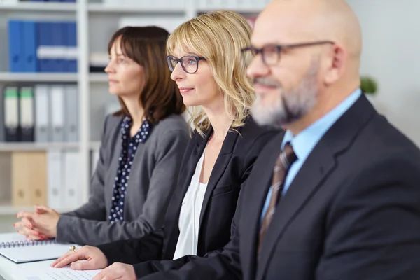 Drie zakelijke medewerkers met een meeting — Stockfoto