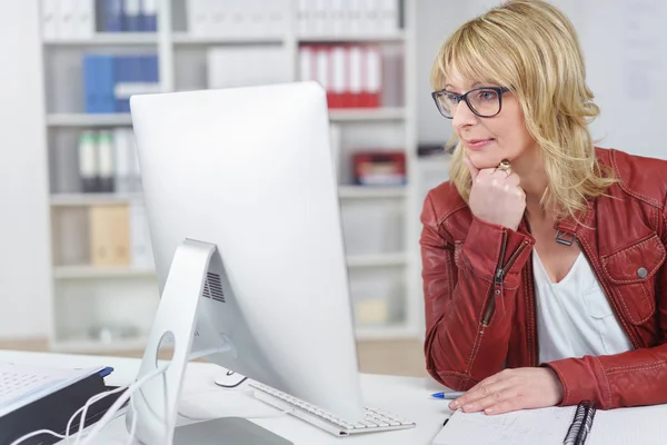 Pensive female small business owner at computer — Stock Photo, Image
