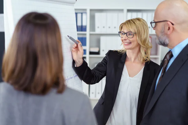 Bedrijfseigenaar die plannen op grafiek uitlegt — Stockfoto