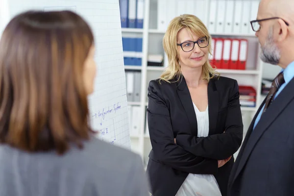 Business team brainstormen met een flip-chart — Stockfoto