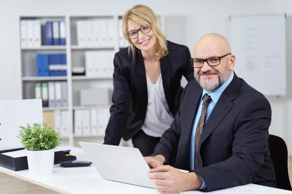 Smiling business manager and employee — Stock Photo, Image