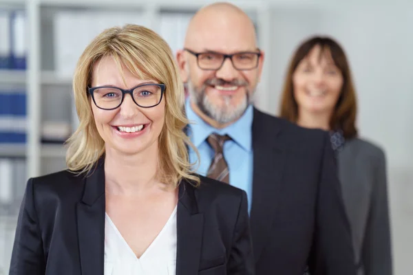 Businesswoman in front of co-workers — Stock Photo, Image