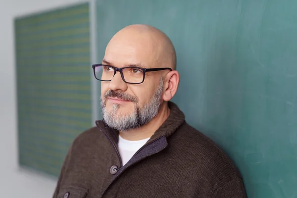 Chalkboard önünde ciddi sakallı öğretmen — Stok fotoğraf