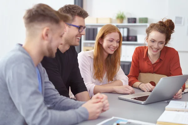 Feliz equipo empresarial joven entusiasta — Foto de Stock