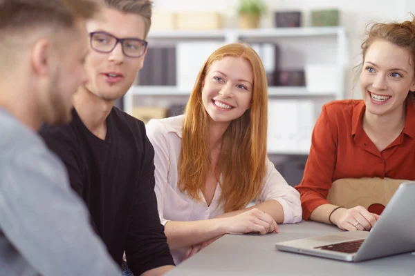 Sorridente giovane donna in un incontro d'affari — Foto Stock