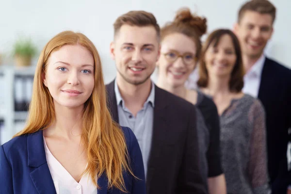 Attraktiv ung affärskvinna poserar med ett team — Stockfoto