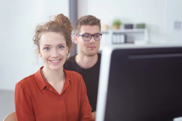 Amistosa joven empresaria que trabaja en una oficina — Foto de Stock