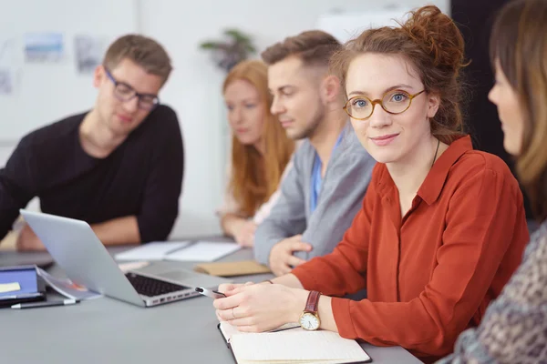 Grupo de jóvenes empresarios en una reunión — Foto de Stock