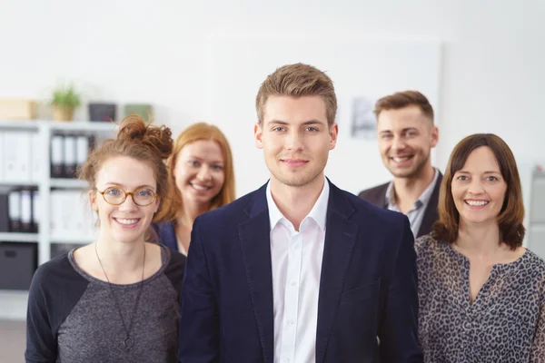 Joven líder de equipo exitoso con su equipo — Foto de Stock