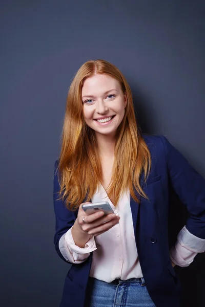 Sonriendo mujer atractiva feliz sosteniendo un móvil — Foto de Stock