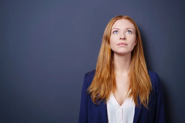 Jeune femme debout rêvant — Photo