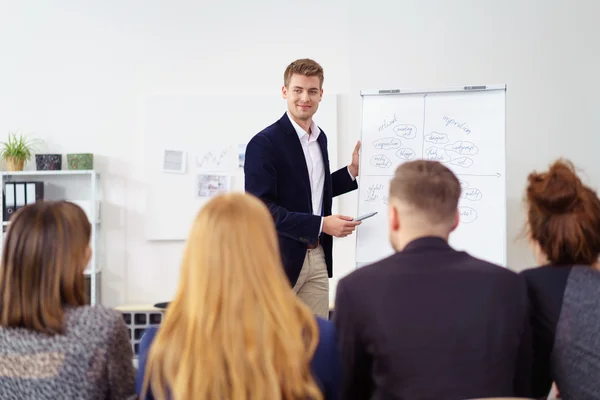 Zakenman die een presentatie aan een publiek geeft — Stockfoto