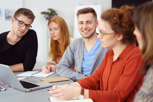 Leende trygg ung man i ett affärsmöte — Stockfoto