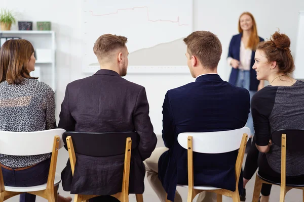 Equipo de negocios sentado discutiendo una presentación —  Fotos de Stock