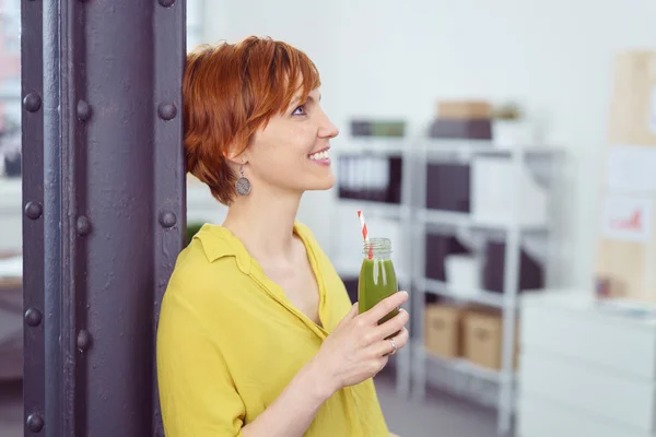 Female office worker taking break with beverage — Stock Photo, Image