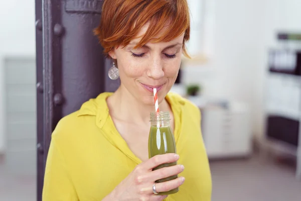 Lycklig törstig ung kvinna njuter av en drink — Stockfoto