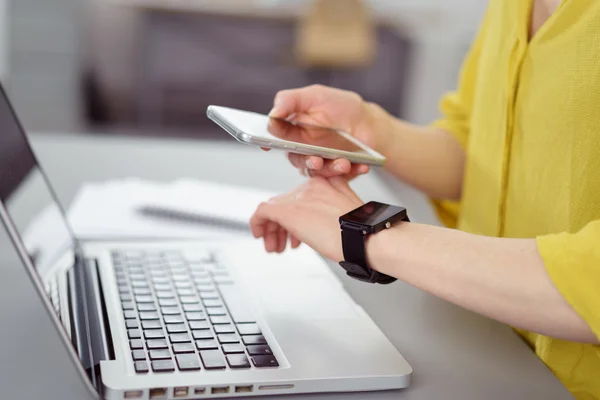 Stäng vy av händerna nära laptop kontrollera enheter — Stockfoto