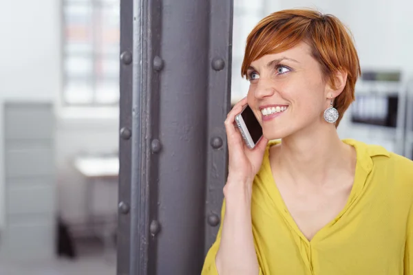 Lachende jonge vrouw chatten op een mobiele — Stockfoto