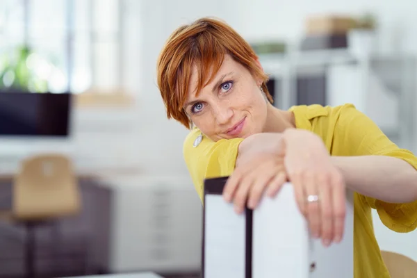 Grinande kvinnliga kontorsarbetare bredvid bindemedel — Stockfoto