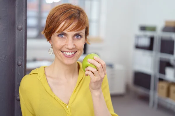 Zdrowa kobieta uśmiechający się gospodarstwa świeże zielone jabłko — Zdjęcie stockowe