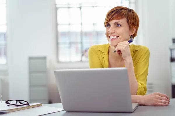 Mujer feliz en el ordenador portátil con una gran sonrisa — Foto de Stock