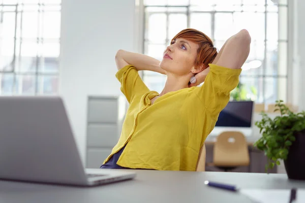 Rustige vrouw leunt terug terwijl denken — Stockfoto