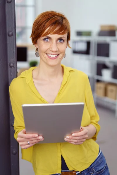 Söt kvinna i gult med hjälp av tablet PC — Stockfoto