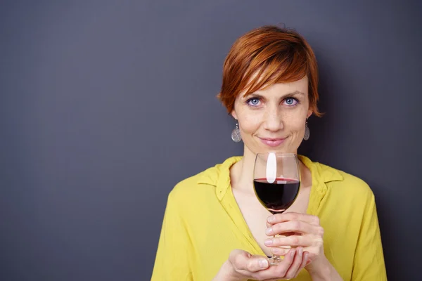 Joven pelirroja celebrando con vino — Foto de Stock