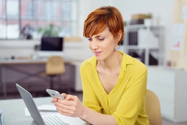 Mujer joven atractiva revisando sus mensajes de texto — Foto de Stock