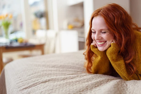 Excité jeune rousse femme couché sourire — Photo