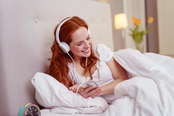 Щаслива молода жінка насолоджується своєю музикою — стокове фото