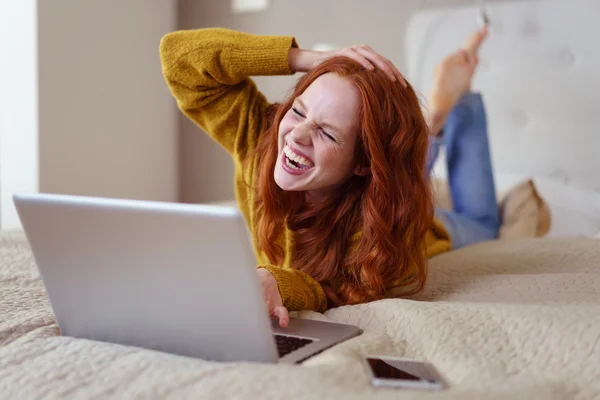 Mulher feliz usando laptop e rindo — Fotografia de Stock